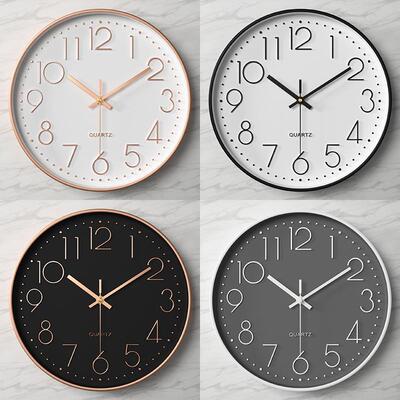 The watchroom still hangs on the clock about the fashion clo