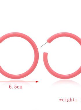 The U.S.-American wind exaggerates the confectionary C-shape