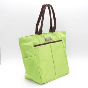 Ms. Hans plain-coloured commuting bag is custom-made for a
