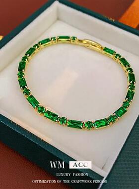 The real gold-plated grandmother's green cylindrical bracele