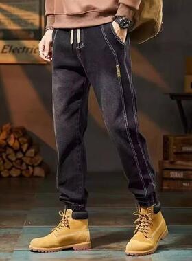 In the spring and autumn of 2025, the mens jeans were loose