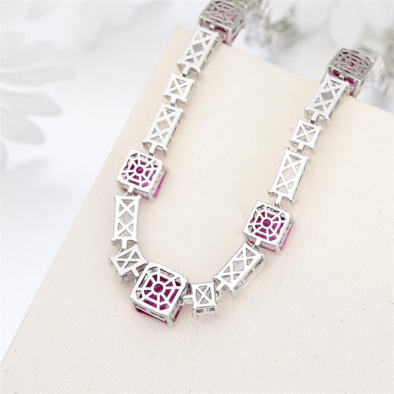 The high-end jewels and the red-grass necklaces are so easy