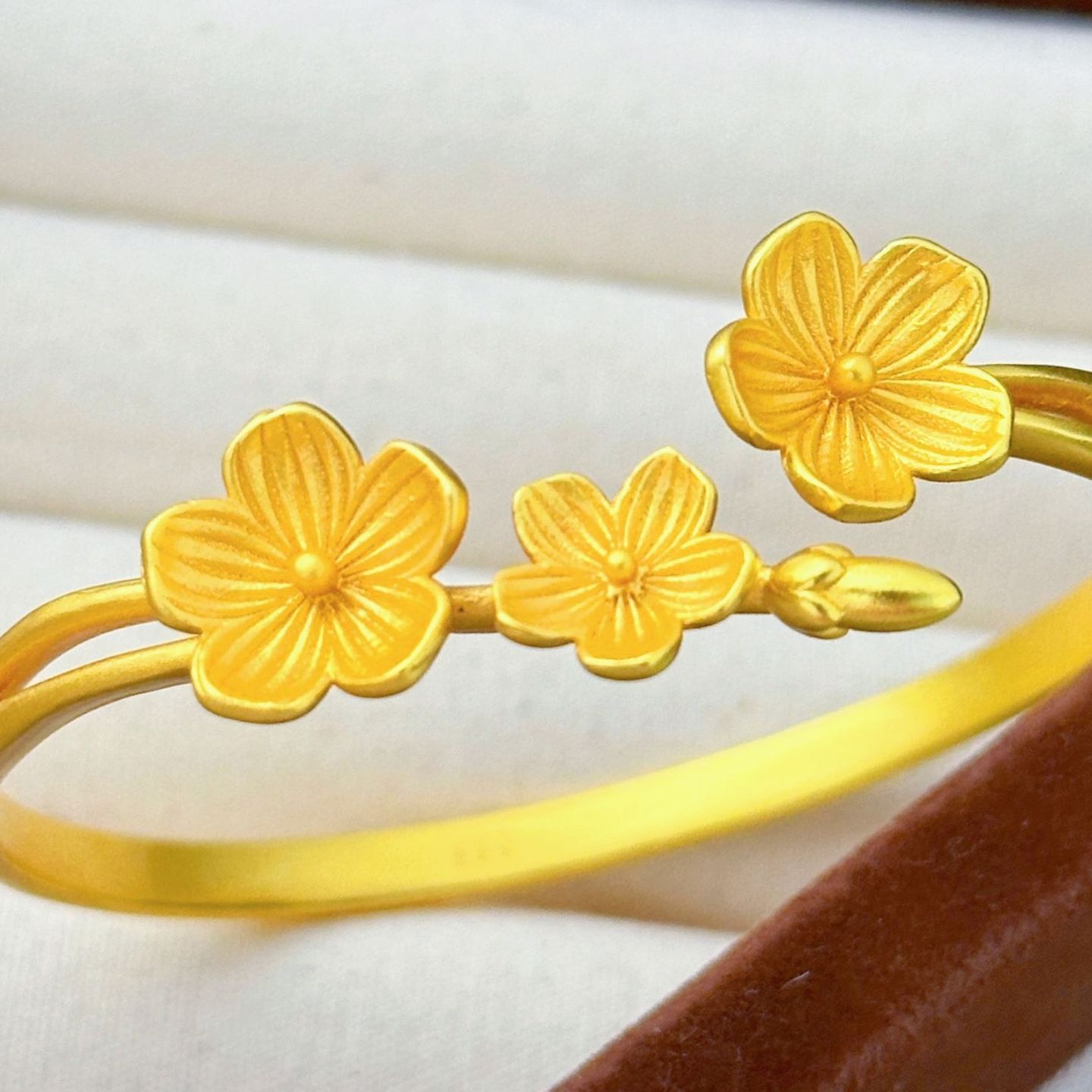 欧美跨境外贸沙金饰品新中式轻奢风梅花开口手镯设计小众久不掉