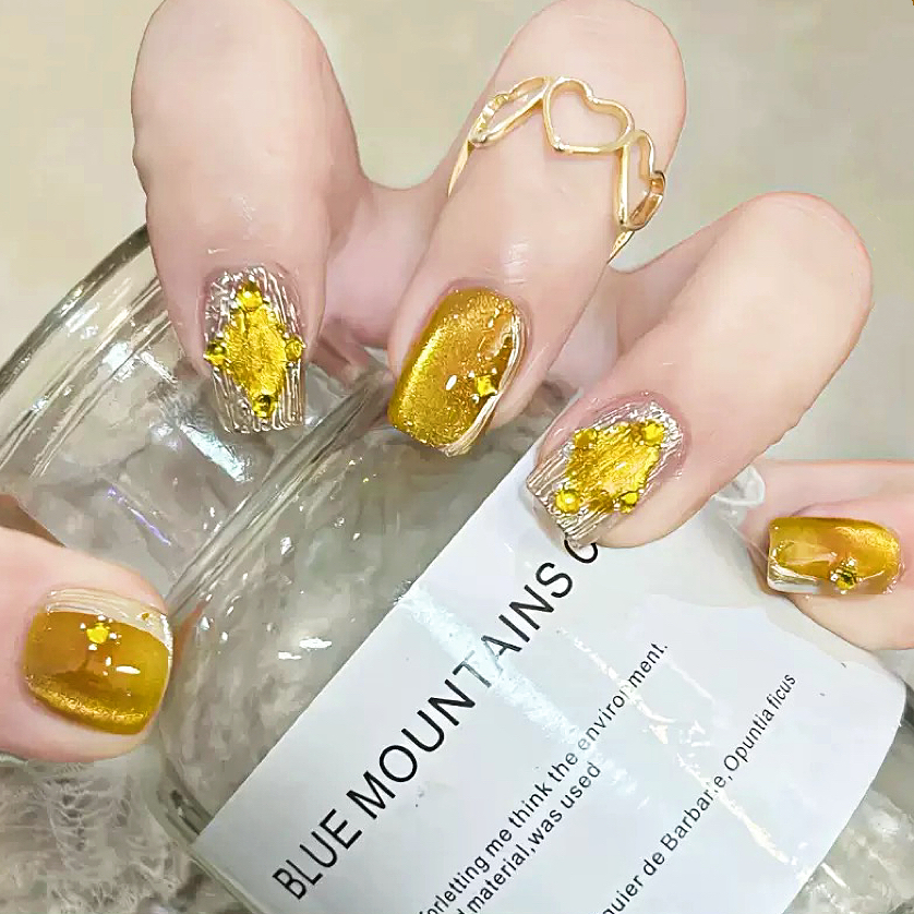 纯手工穿戴美甲短款成品显白温柔发财黄金猫眼爱心香槟钻布切拉提