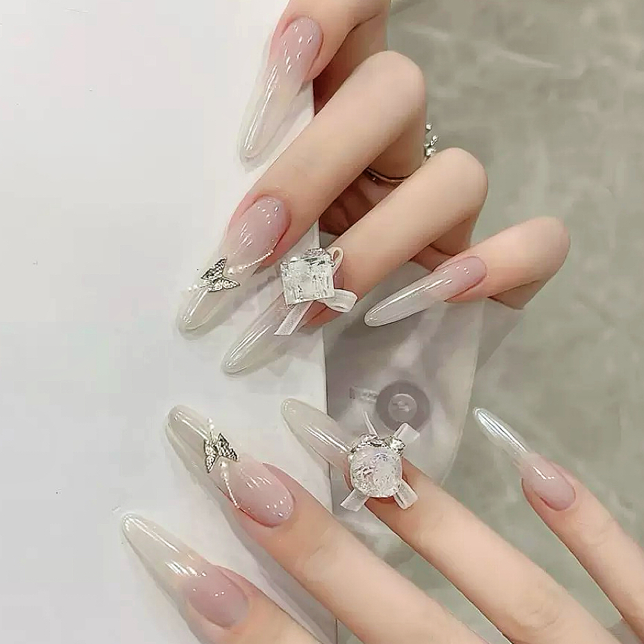 纯手工穿戴美甲高级温柔长款成品显白闪钻冰透白海莉蝴蝶结珍珠婚