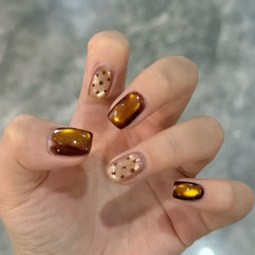 手工穿戴美甲成品短款显白高级温柔秋冬棕咖香槟金玻璃珠猫眼波点