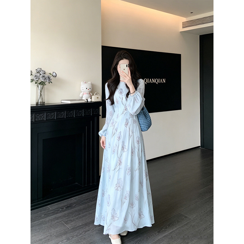 浅蓝色印花长袖连衣裙女2026夏季新款显瘦垂感大摆气质度假风长裙