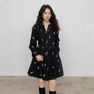 2025春秋款宽松大码显瘦黑色碎花蛋糕裙长袖复古收腰灯芯绒连衣裙