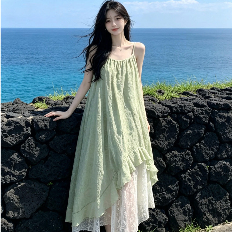 浅绿色海边度假吊带裙女中长款2026夏季新款法式显瘦小清新连衣裙