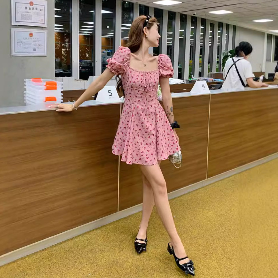 法式复古温柔系方领短袖喇叭袖夏款潮流设计小感清新小个子连衣裙