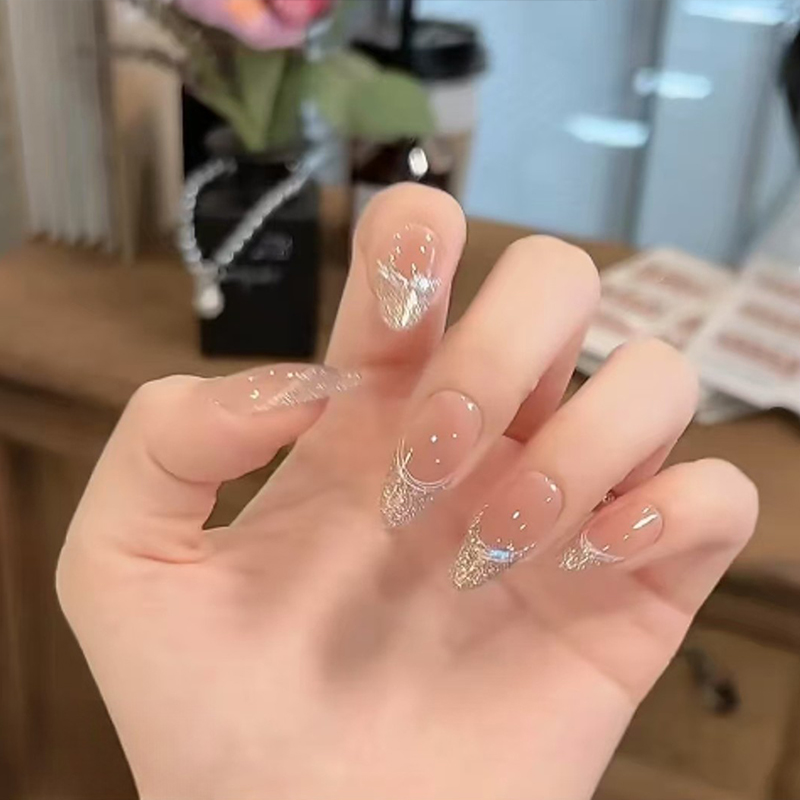 法式纯欲显白碎钻穿戴甲