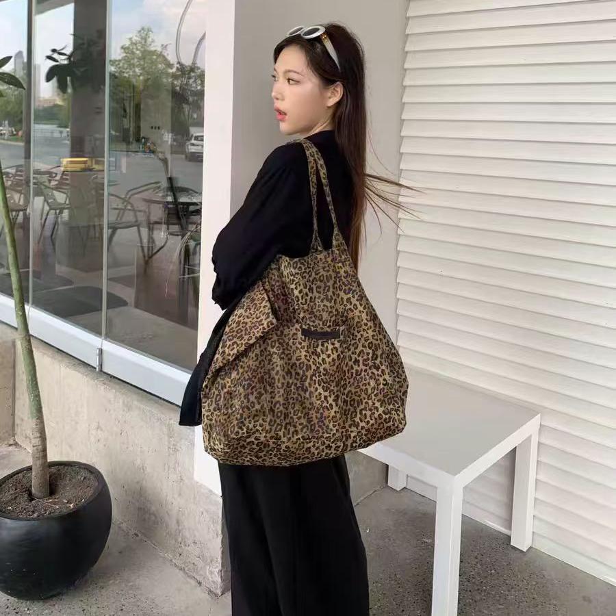 大容量小众豹纹帆布包女2025秋季款慵懒风设计感百搭单肩包斜挎包