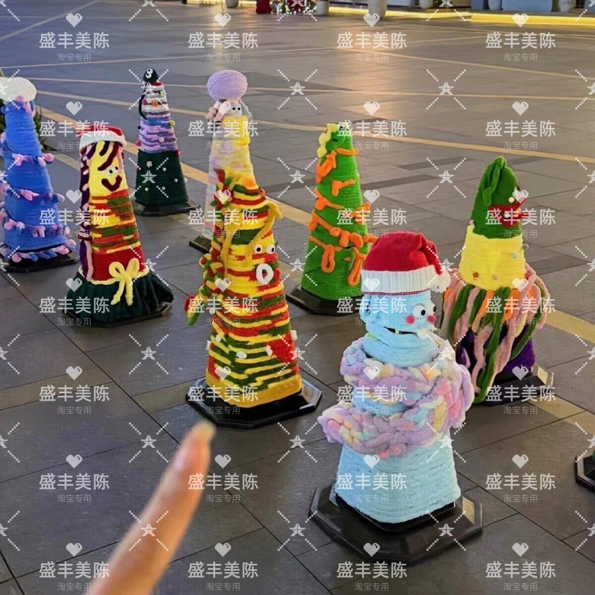 圣诞网红毛衣缠绕路墩美陈
