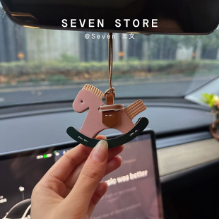 2026摇摆小马汽车创意挂件皮质车载挂件高级感汽车后视镜装 饰吊坠