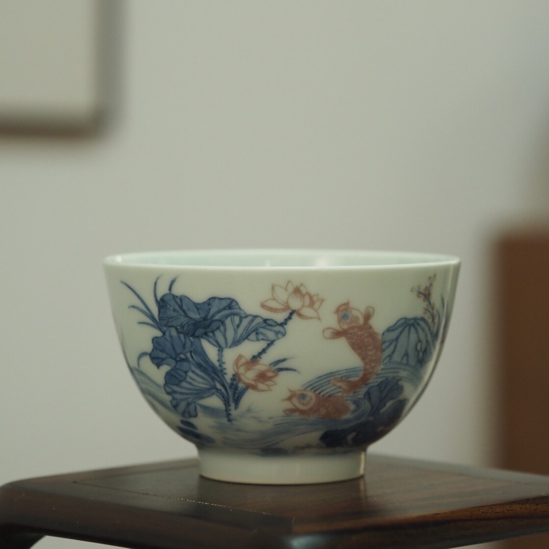 传老景德镇谷雨山房青花釉里红并蒂莲鲤图抱石杯手绘茶杯
