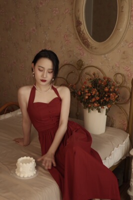 复古挂脖无袖露背收腰红色连衣裙