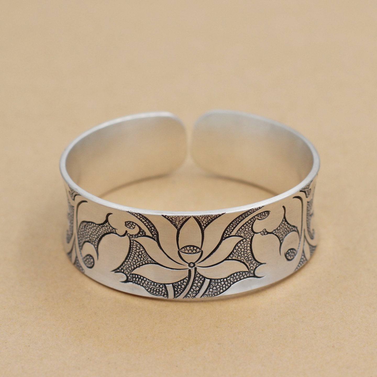 定制纯银手镯宽面荷花缠枝纹