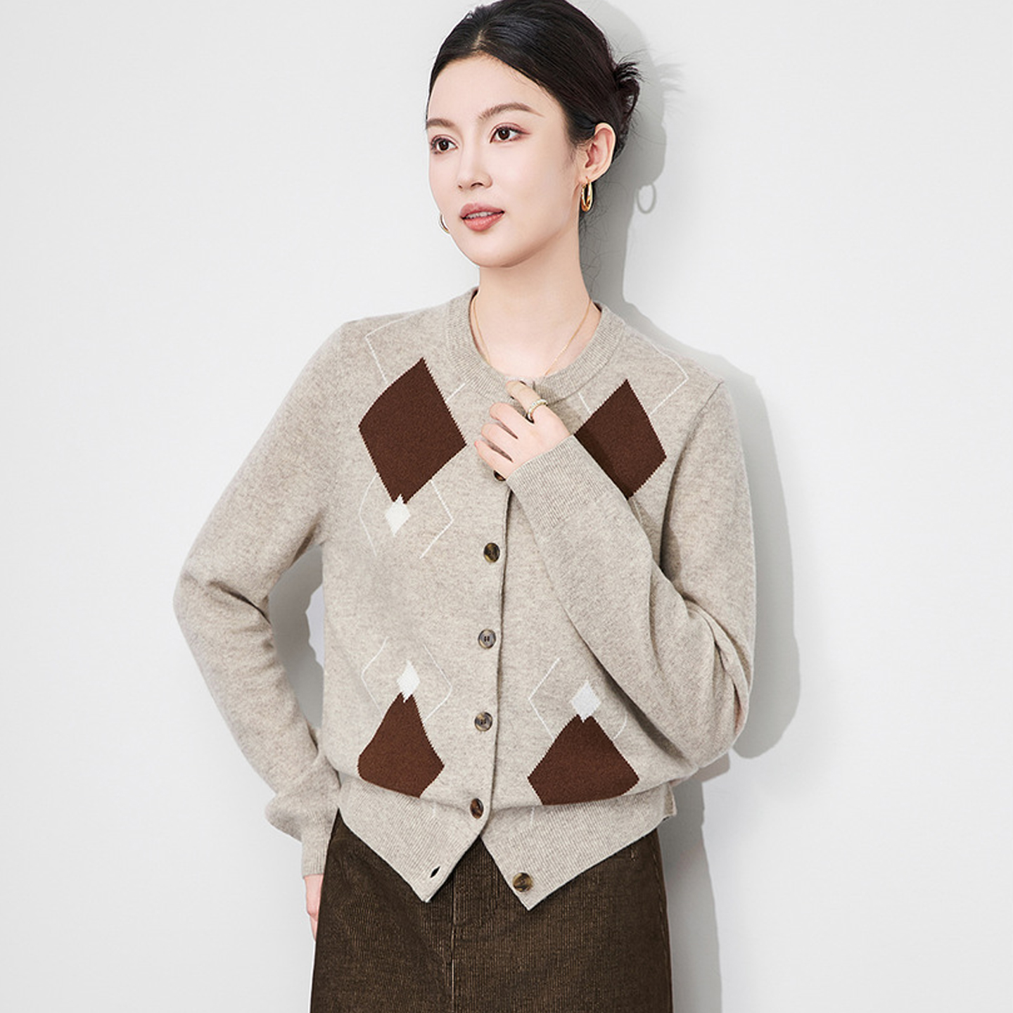 圆领单排扣菱形格羊毛针织衫外套