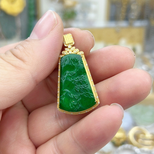 5.5 18k辣绿翡翠2100元 卡37