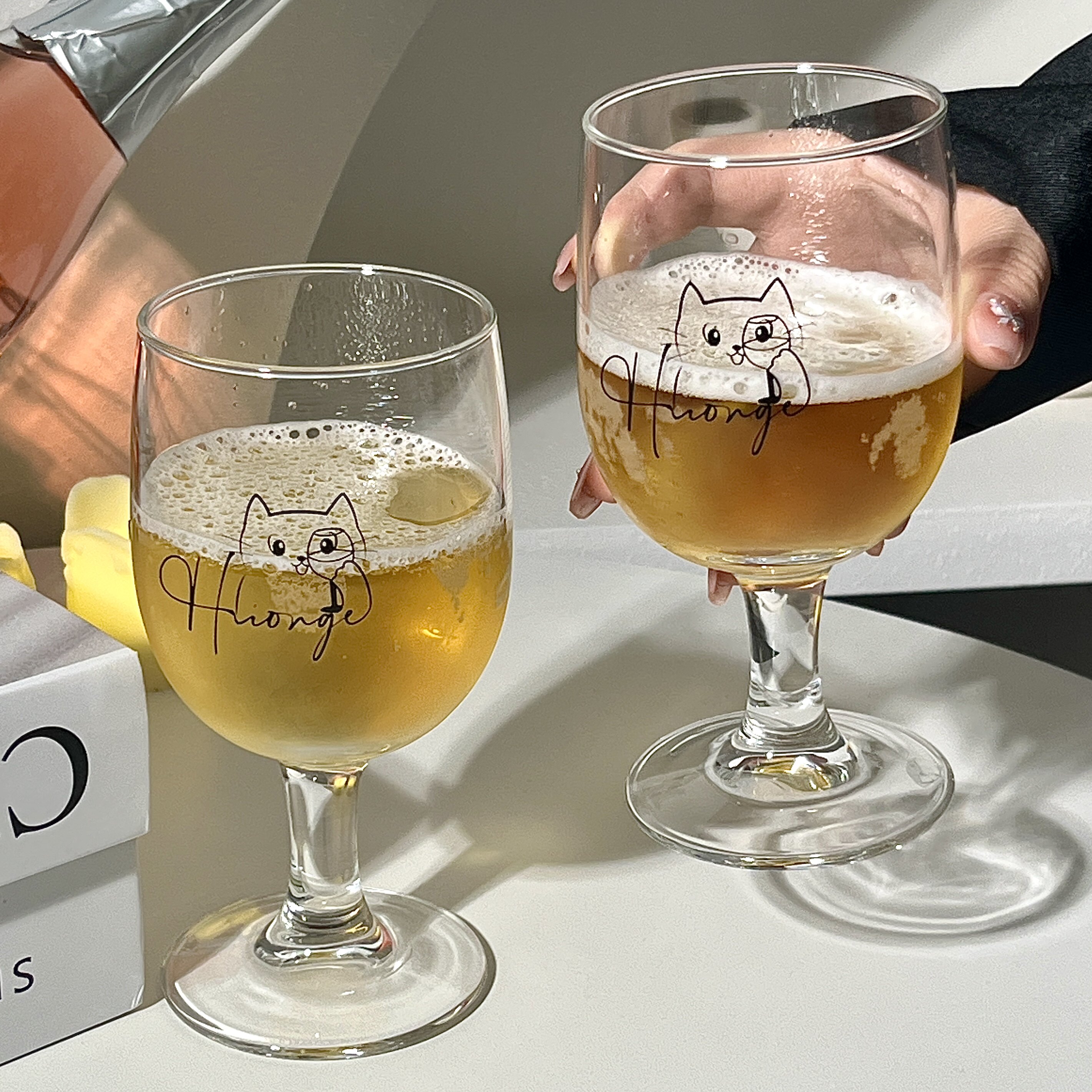 和小猫一起干杯高脚杯玻璃酒杯