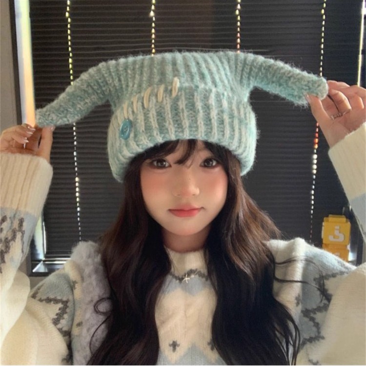 韩版纽扣小恶魔毛线帽子女冬季加厚保暖护耳针织帽可爱搞怪套头帽