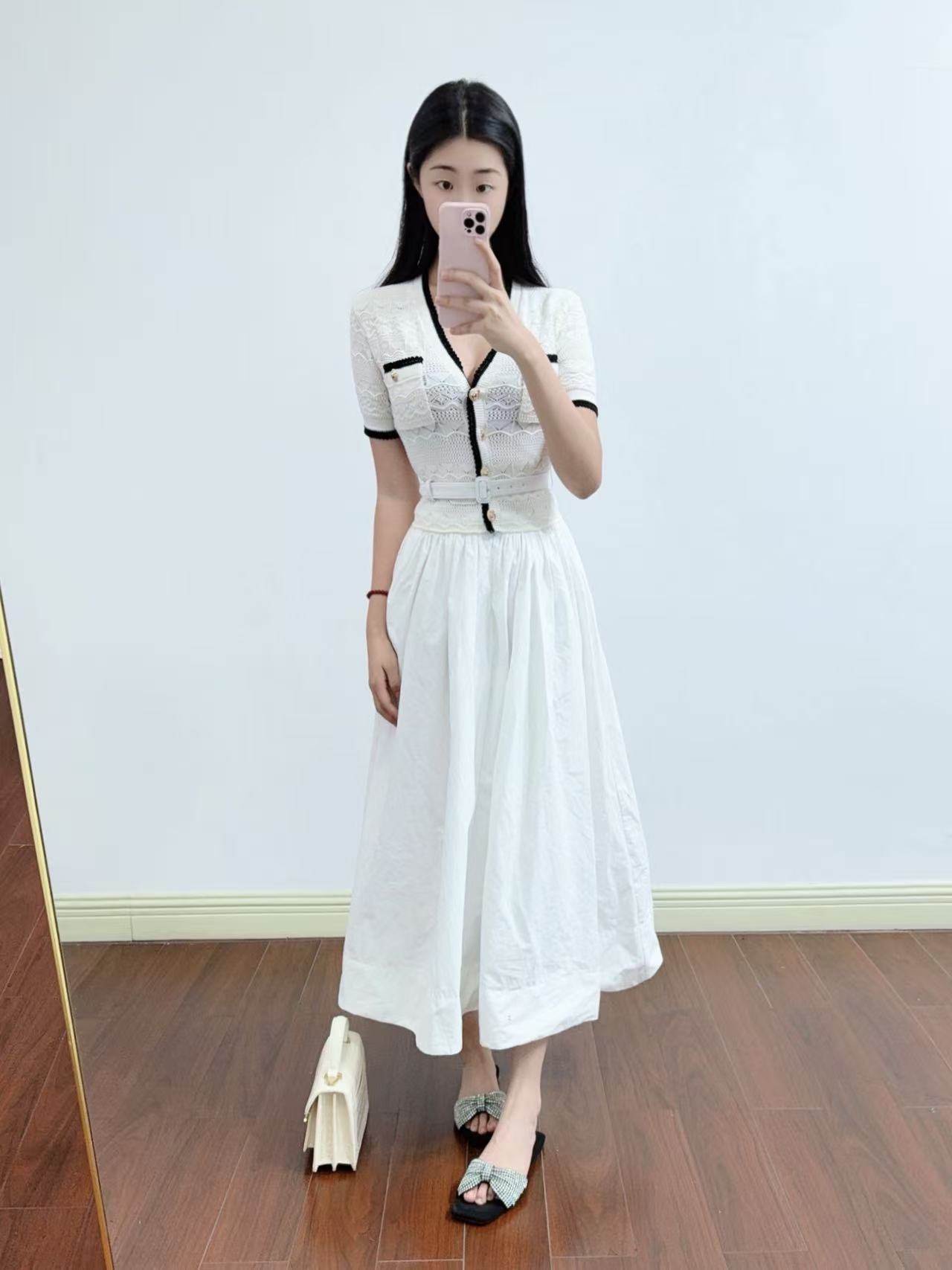 高定2026早秋季新款S象牙白撞色饰边短袖蓬蓬裙针织连衣裙