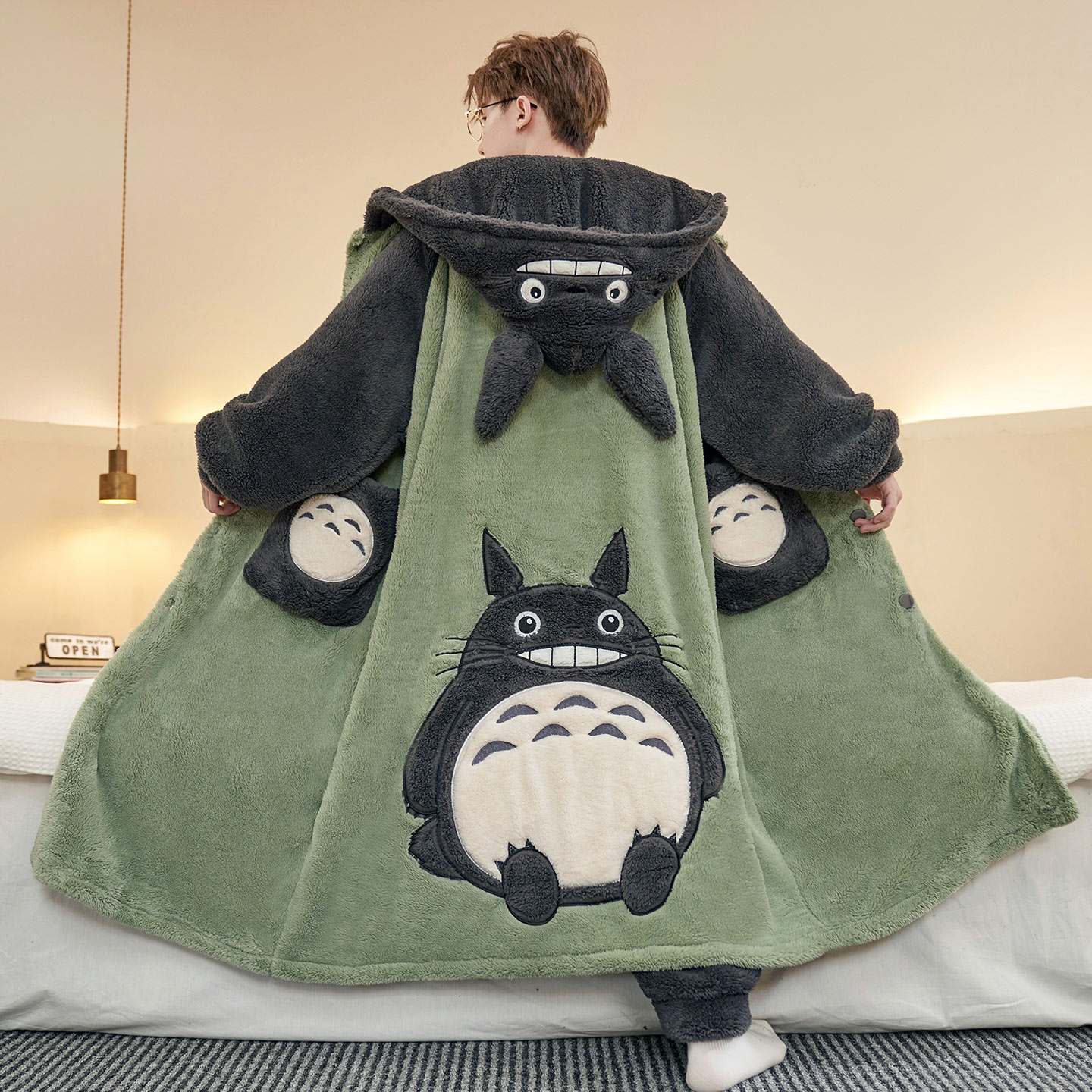 珊瑚绒男款冬季连帽龙猫睡袍套装