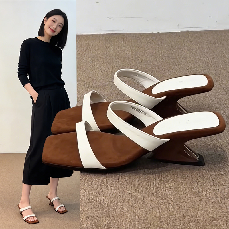 坡跟一字拖鞋女夏外穿2026新款绝美高跟鞋配裙子高级感方头凉拖鞋