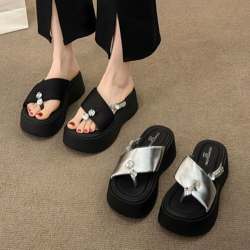 水钻厚底增高7cm小个子拖鞋女2026夏季新款轻便显瘦不累脚沙滩鞋