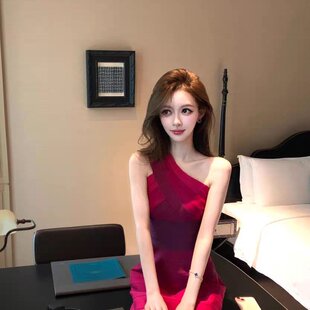 红色斜肩抹胸连衣裙女2025夏季新款高级感名媛气质显瘦宴会晚礼服