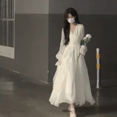 2023年早秋新款奶白色法式初恋仙女裙温柔风v领显瘦垂坠感连衣裙