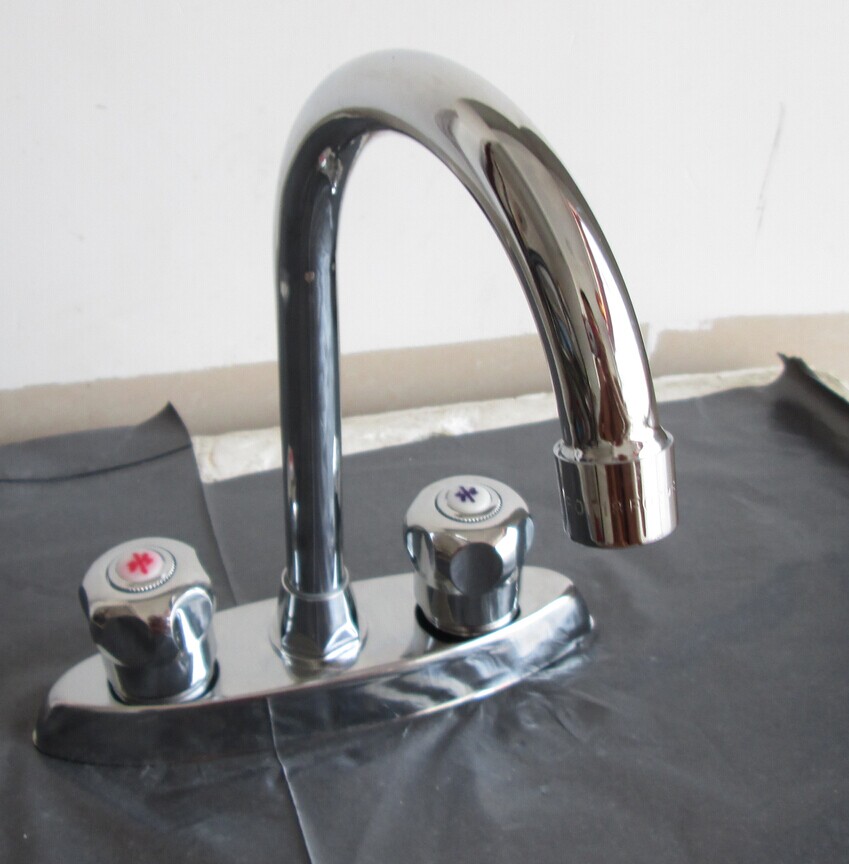 双把双孔旋转坐式冷热水龙头