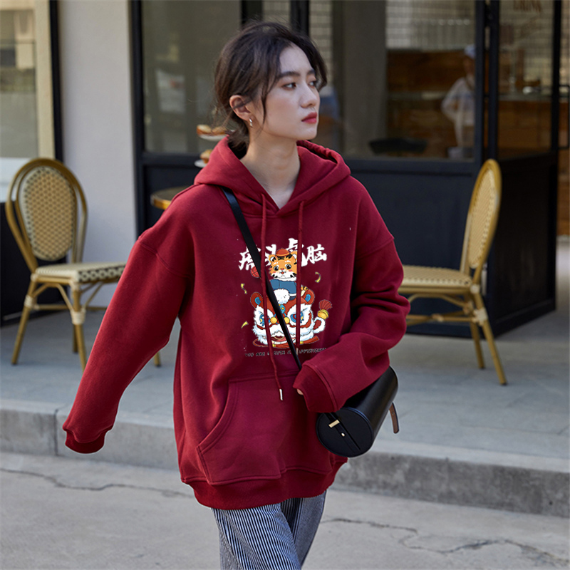 穿红色衣服配什么颜色帽子 红色衣服搭配帽子图片(已更新)-第1张图片-潮百科