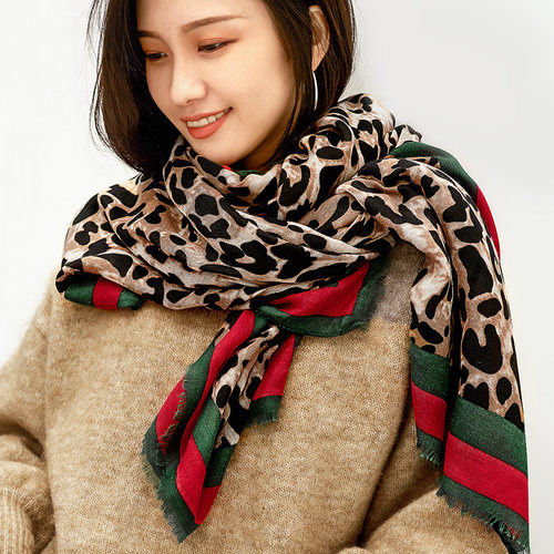 豹纹洋气时尚中年妈妈加长长丝巾