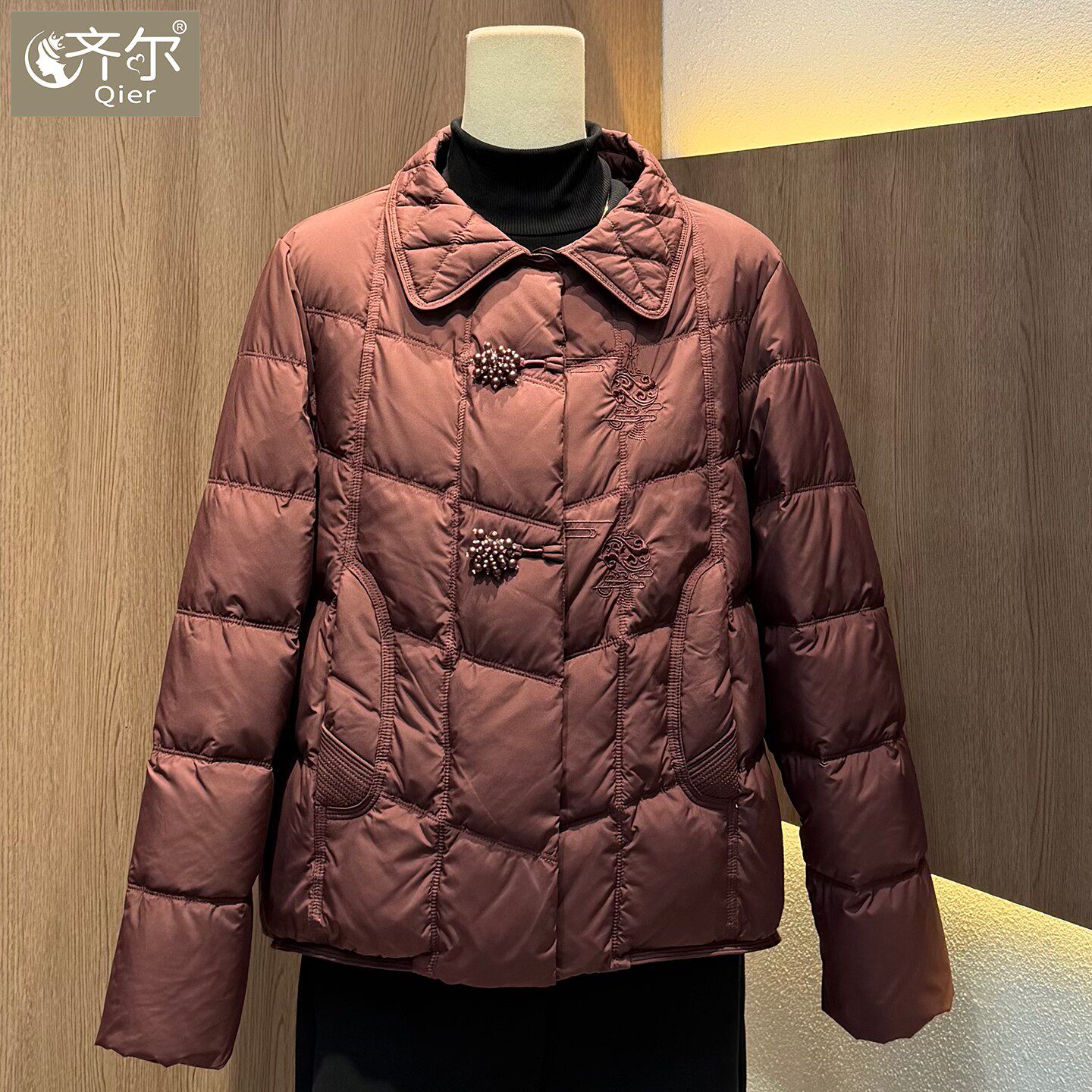 白鸭绒妈妈款羽绒服短款洋气高端中老年女加厚大码小个子防寒外套