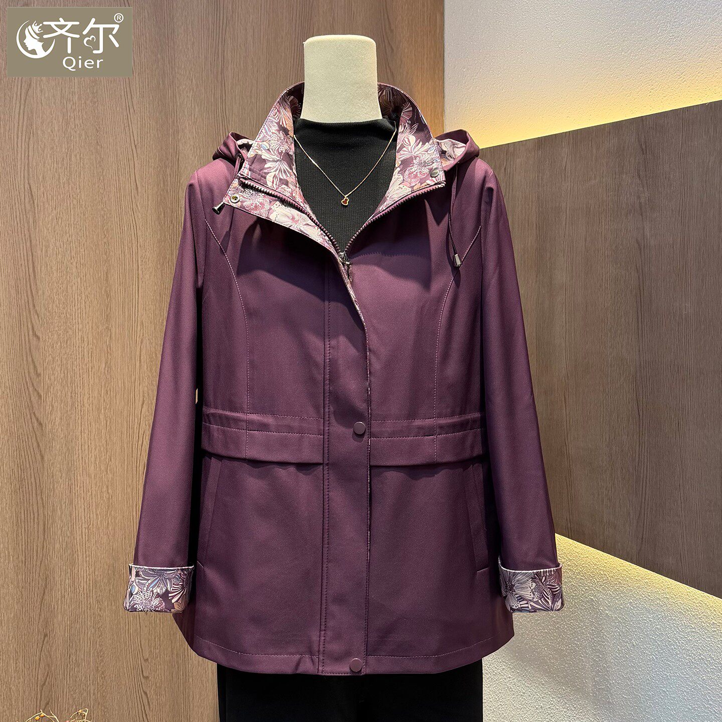 品牌阔太太妈妈春季2026新款好看的外套中老年女洋气连帽风衣夹克