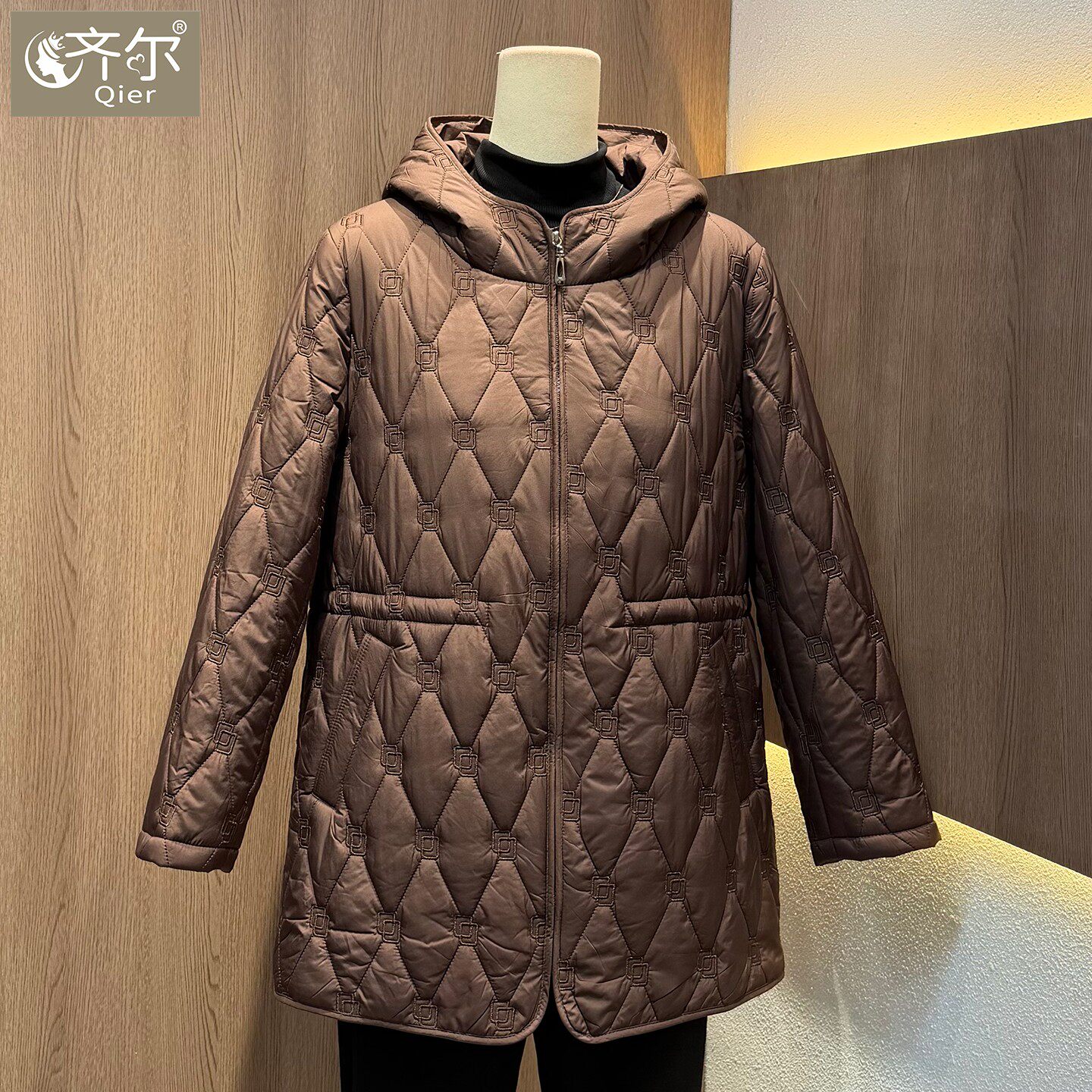 品牌50岁妈妈装秋冬保暖棉服外套咖色大码收腰显瘦中长款连帽棉衣