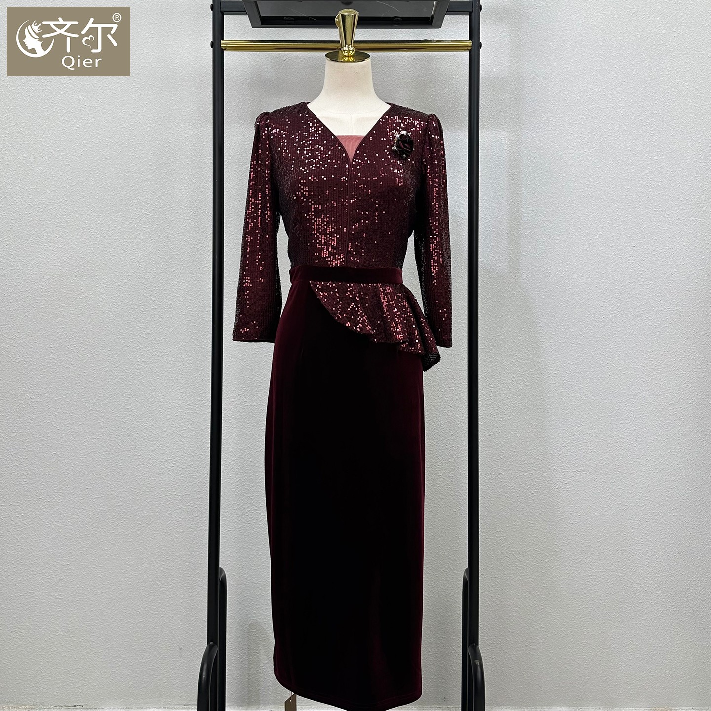 丝绒亮片高端婚礼妈妈晚礼服高贵洋气喜婆婆婚宴装新款年轻喜服裙