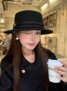法式复古羊毛呢平顶帽女秋冬英伦风字母装饰平沿礼帽妈妈毡帽百搭
