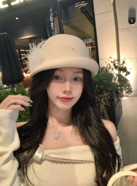 贝雷帽女秋冬法式赫本风羊毛呢帽复古优雅定型礼帽百搭鸵鸟毛装饰
