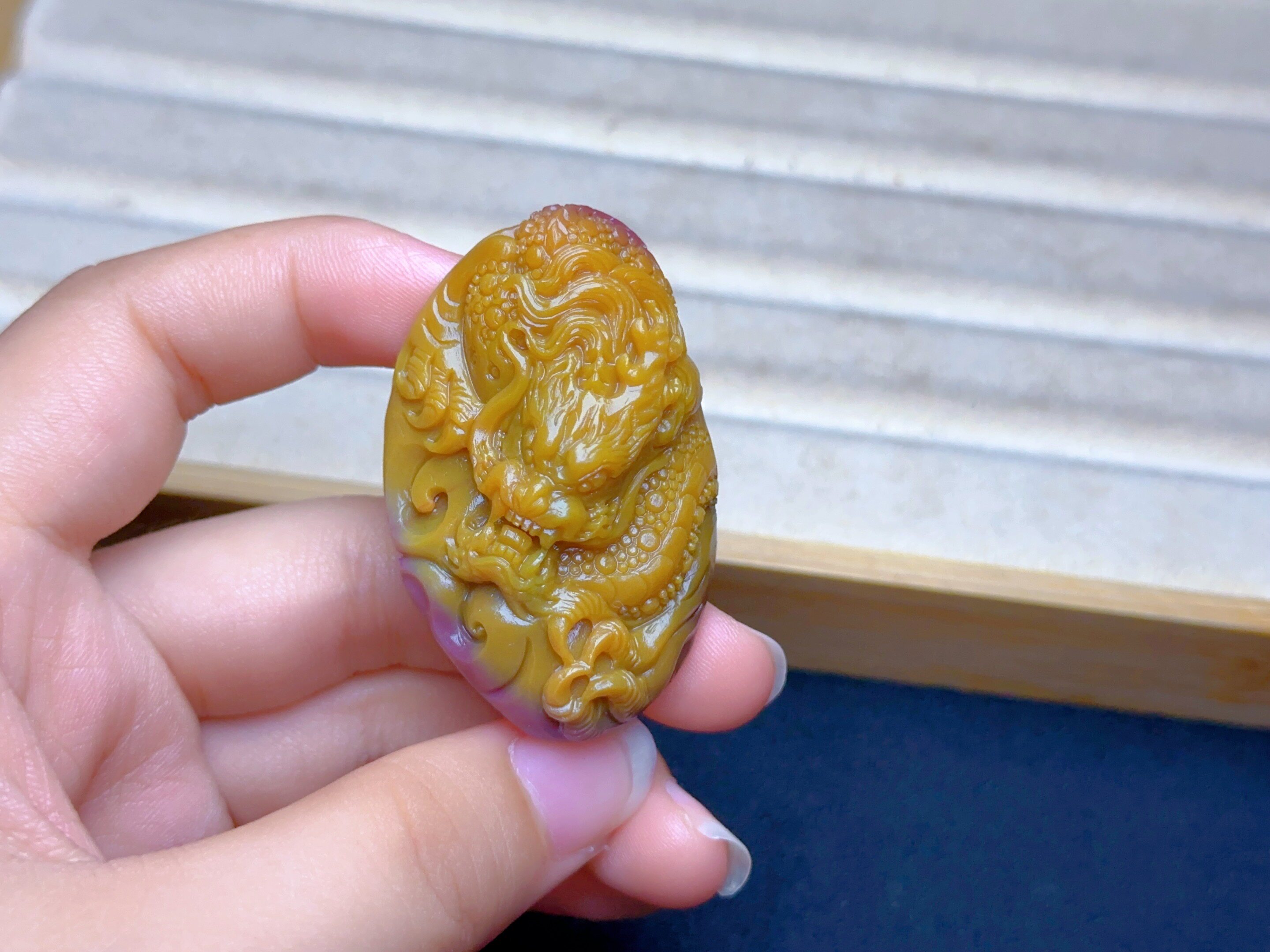 天然老矿盐源玛瑙龙吊坠精工雕刻亮黄俏紫色毛衣链