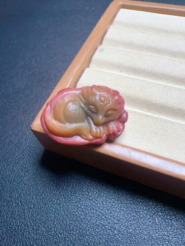 天然老矿盐源玛瑙立体九尾睡狐精工雕刻