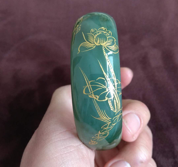 鸭蛋青手镯大圈口猫眼碧玉图片