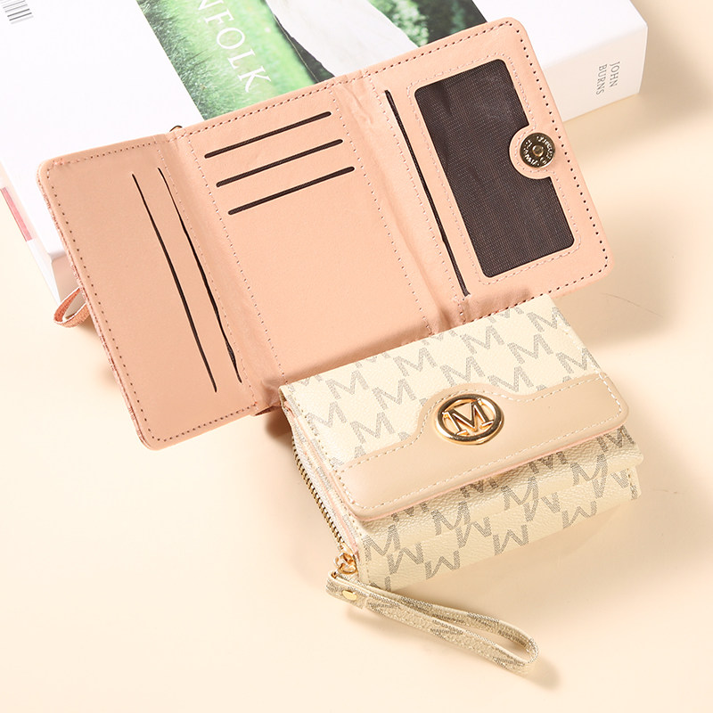 宝思妮2026新款韩系女士短款印字母PU两折多卡位欧美百搭短款钱包