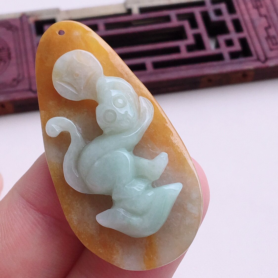 保真工厂黄翡巧色雕刻生肖猴子老坑货送证颈饰吊坠玉坠玉坠翡翠
