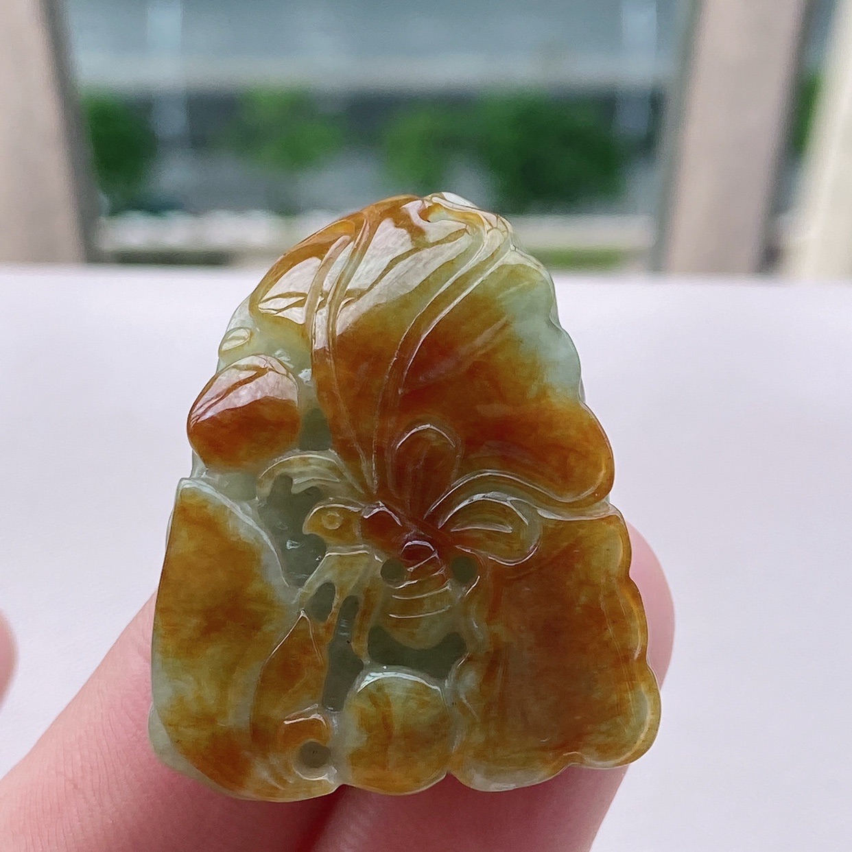 小巧精致工厂直销保真水润精工细雕荣华富贵蝴蝶颈饰吊坠翡翠玉坠