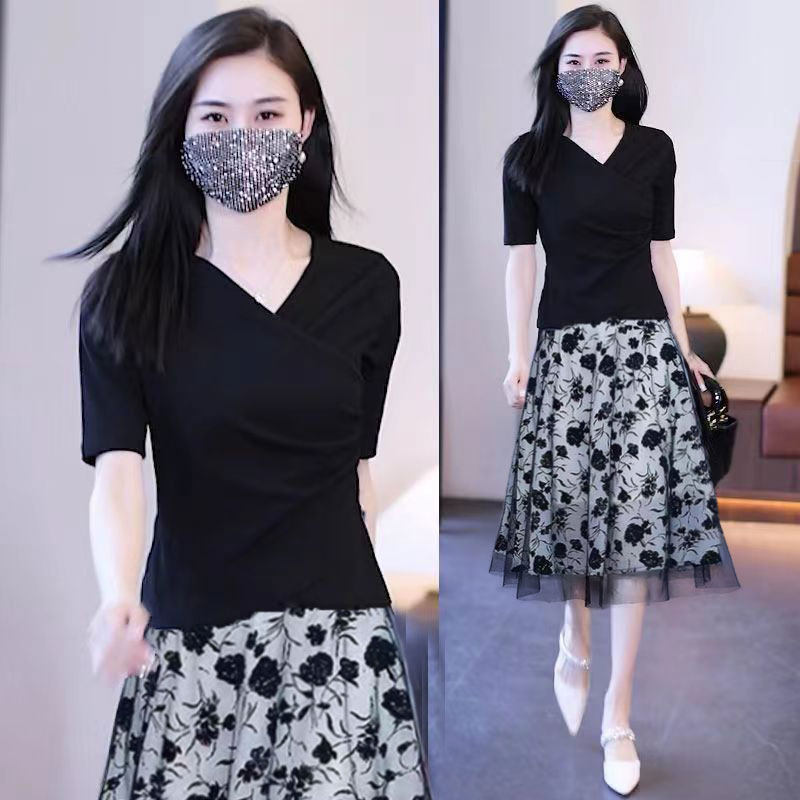 新款时尚网纱裙套装女碎花A字裙子百搭显瘦V领不规则t恤修身上衣