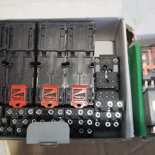 议价Schneider/施耐德 RXZE2S111M 插拔式继电