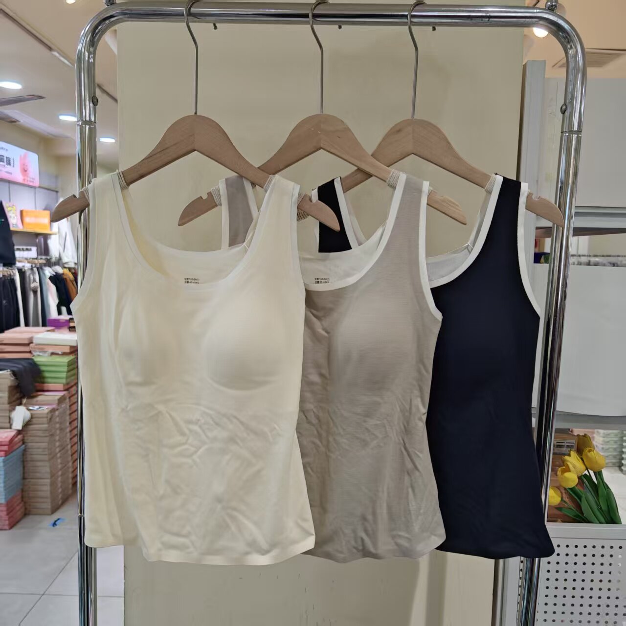 新款带胸垫免穿文胸半固定杯背心款简约纯色吊带女士无袖打底上衣