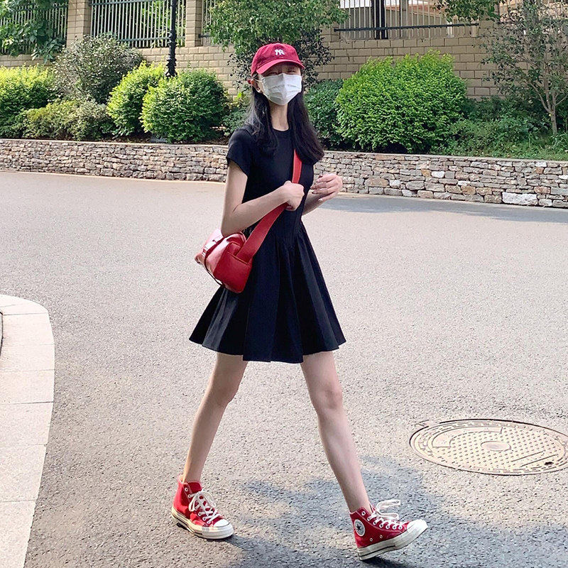 黑色短裙女2025夏季新款赫本风小个子小众法式修身显瘦短袖洋装
